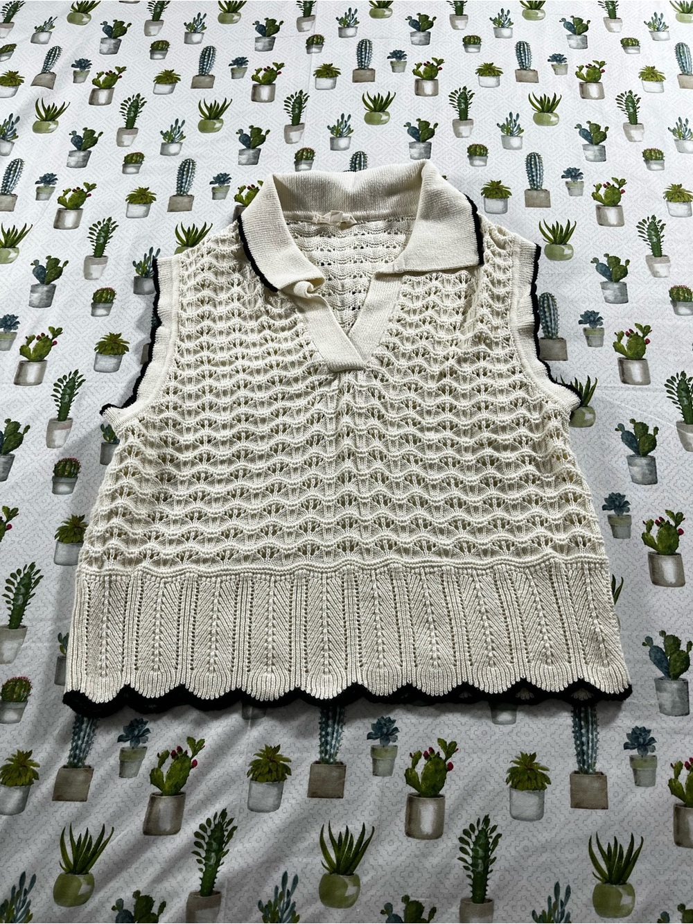 Entro Sleeveless Sweater V Neck Women’s Size Large Crop Cream with Black Trim